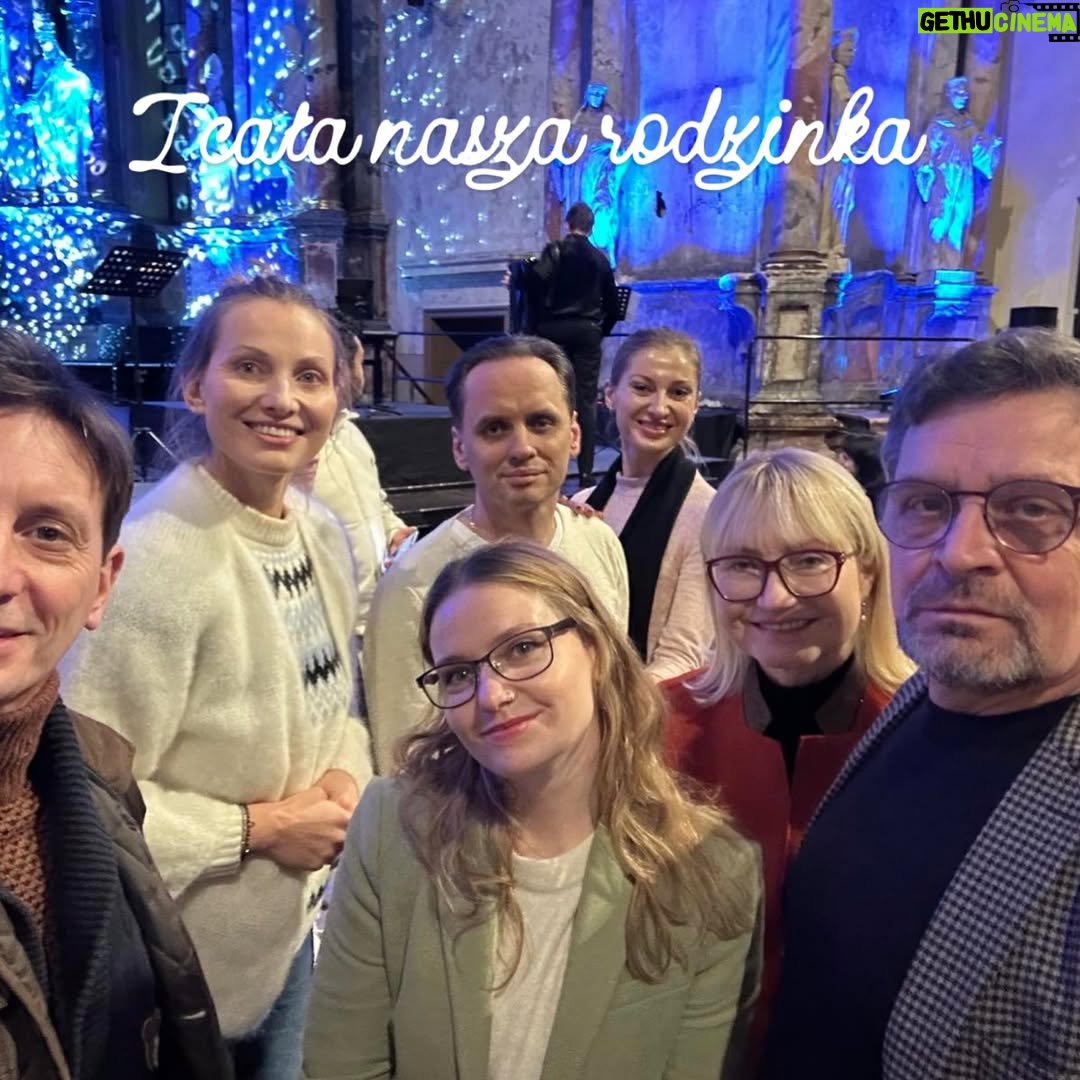 Joanna Moro - 753 Likes - Odłożyłam telefon na święta.
I było mi dobrze.

Spałam, ładując w pokoju obok, nie w swoim — jaka to była ulga.
Cisza. Prawdziwy sen. Prawdziwe bycie.

Święta są bardzo potrzebne.
Każdy może pobyć w swojej bańce, w swoim świecie — tym prawdziwym, własnym.

Dla mnie to przede wszystkim wspólny czas z rodziną.
A w Wilnie mam ją bardzo dużą. 🤍

Spacery — po przepięknie, gustownie przystrojonej starówce
i po czystym lesie.
Kąpiel w rzece — zimą jeszcze bardziej intensywna, oczyszczająca.

Książki.
Dobre, wartościowe jedzenie — najlepsze, bo domowe.
Z warzyw z ogródka, z wiejskich gospodarstw.

Święta mają głębszy sens.
To czas zadumy i refleksji.
Najbardziej uroczyste, najbardziej rodzinne święto.

Życzę Wam, żebyście w te dni znaleźli chwilę tylko dla siebie.
Na oddech. Na ciszę. Na prawdziwe bycie razem. 🤍