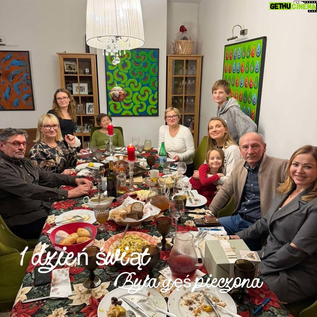 Joanna Moro - 753 Likes - Odłożyłam telefon na święta.
I było mi dobrze.

Spałam, ładując w pokoju obok, nie w swoim — jaka to była ulga.
Cisza. Prawdziwy sen. Prawdziwe bycie.

Święta są bardzo potrzebne.
Każdy może pobyć w swojej bańce, w swoim świecie — tym prawdziwym, własnym.

Dla mnie to przede wszystkim wspólny czas z rodziną.
A w Wilnie mam ją bardzo dużą. 🤍

Spacery — po przepięknie, gustownie przystrojonej starówce
i po czystym lesie.
Kąpiel w rzece — zimą jeszcze bardziej intensywna, oczyszczająca.

Książki.
Dobre, wartościowe jedzenie — najlepsze, bo domowe.
Z warzyw z ogródka, z wiejskich gospodarstw.

Święta mają głębszy sens.
To czas zadumy i refleksji.
Najbardziej uroczyste, najbardziej rodzinne święto.

Życzę Wam, żebyście w te dni znaleźli chwilę tylko dla siebie.
Na oddech. Na ciszę. Na prawdziwe bycie razem. 🤍