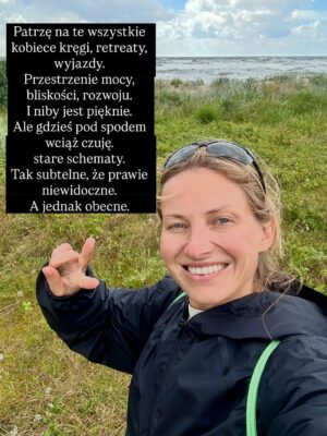 Joanna Moro Instagram - Ostatnio dużo myślę o tym, jak wygląda “kobieca wolność” we współczesnym świecie. Szczególnie , że wychowuje córkę. 
Jak bardzo próbujemy wracać do siebie… a jak często wracamy tylko do nowych oczekiwań, które udają, że są nasze.
Patrzę na kobiece retreaty, kręgi, warsztaty — te wszystkie przestrzenie, które mają nas uwalniać — i widzę, że nawet tam wciąż działa ten sam stary mechanizm: bądź sobą, ale wyglądaj tak, rób tak, jak świat lubi najbardziej.

A ja pytam: kiedy w końcu przestaniemy się mieścić, dopasowywać, poprawiać?
Kiedy zaczniemy naprawdę żyć we własnej skórze, a nie w cudzych wyobrażeniach?

To jest nasz czas.
Czas, żeby zobaczyć siebie naprawdę.
Czas, żeby odrzucić role, które ktoś nam kiedyś napisał.
I w końcu — naprawdę w końcu — uwierzyć, że zasługujemy na szacunek, równość, przestrzeń i docenienie.
Nie za wygląd.
Nie za grzeczność.
Za to, kim jesteśmy.

Z serca.

Polecam lekturę — tak dla otwarcia oczu, dla poruszenia serca i dla odwagi, żeby zobaczyć siebie naprawdę.
@nat_waloch „Bo nie”
