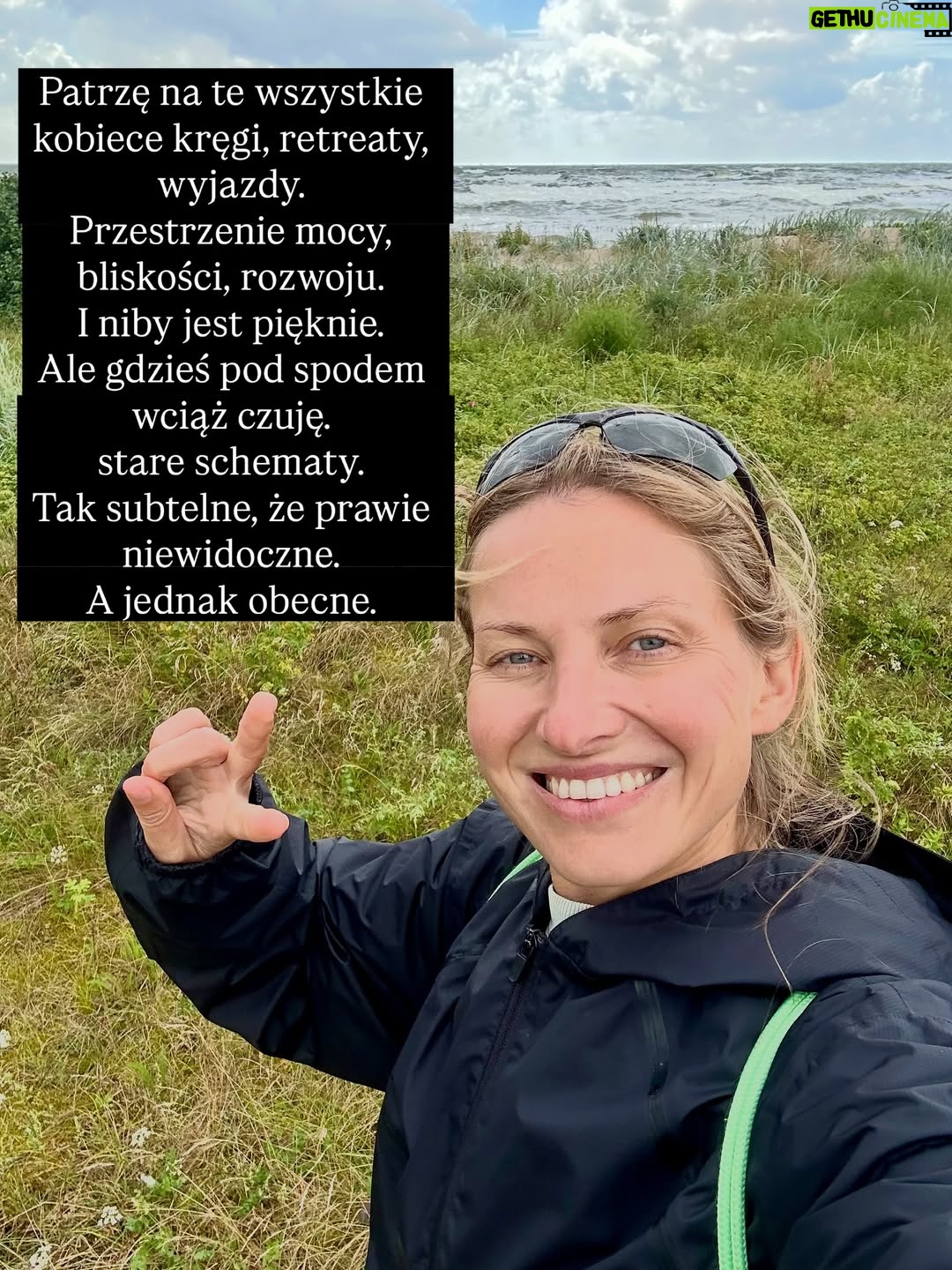 Joanna Moro - 606 Likes - Ostatnio dużo myślę o tym, jak wygląda “kobieca wolność” we współczesnym świecie. Szczególnie , że wychowuje córkę. 
Jak bardzo próbujemy wracać do siebie… a jak często wracamy tylko do nowych oczekiwań, które udają, że są nasze.
Patrzę na kobiece retreaty, kręgi, warsztaty — te wszystkie przestrzenie, które mają nas uwalniać — i widzę, że nawet tam wciąż działa ten sam stary mechanizm: bądź sobą, ale wyglądaj tak, rób tak, jak świat lubi najbardziej.

A ja pytam: kiedy w końcu przestaniemy się mieścić, dopasowywać, poprawiać?
Kiedy zaczniemy naprawdę żyć we własnej skórze, a nie w cudzych wyobrażeniach?

To jest nasz czas.
Czas, żeby zobaczyć siebie naprawdę.
Czas, żeby odrzucić role, które ktoś nam kiedyś napisał.
I w końcu — naprawdę w końcu — uwierzyć, że zasługujemy na szacunek, równość, przestrzeń i docenienie.
Nie za wygląd.
Nie za grzeczność.
Za to, kim jesteśmy.

Z serca.

Polecam lekturę — tak dla otwarcia oczu, dla poruszenia serca i dla odwagi, żeby zobaczyć siebie naprawdę.
@nat_waloch „Bo nie”