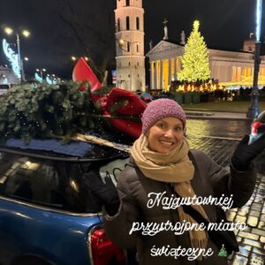 Joanna Moro Instagram - Odłożyłam telefon na święta.
I było mi dobrze.

Spałam, ładując w pokoju obok, nie w swoim — jaka to była ulga.
Cisza. Prawdziwy sen. Prawdziwe bycie.

Święta są bardzo potrzebne.
Każdy może pobyć w swojej bańce, w swoim świecie — tym prawdziwym, własnym.

Dla mnie to przede wszystkim wspólny czas z rodziną.
A w Wilnie mam ją bardzo dużą. 🤍

Spacery — po przepięknie, gustownie przystrojonej starówce
i po czystym lesie.
Kąpiel w rzece — zimą jeszcze bardziej intensywna, oczyszczająca.

Książki.
Dobre, wartościowe jedzenie — najlepsze, bo domowe.
Z warzyw z ogródka, z wiejskich gospodarstw.

Święta mają głębszy sens.
To czas zadumy i refleksji.
Najbardziej uroczyste, najbardziej rodzinne święto.

Życzę Wam, żebyście w te dni znaleźli chwilę tylko dla siebie.
Na oddech. Na ciszę. Na prawdziwe bycie razem. 🤍