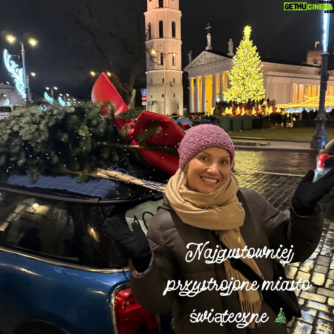 Joanna Moro - 753 Likes - Odłożyłam telefon na święta.
I było mi dobrze.

Spałam, ładując w pokoju obok, nie w swoim — jaka to była ulga.
Cisza. Prawdziwy sen. Prawdziwe bycie.

Święta są bardzo potrzebne.
Każdy może pobyć w swojej bańce, w swoim świecie — tym prawdziwym, własnym.

Dla mnie to przede wszystkim wspólny czas z rodziną.
A w Wilnie mam ją bardzo dużą. 🤍

Spacery — po przepięknie, gustownie przystrojonej starówce
i po czystym lesie.
Kąpiel w rzece — zimą jeszcze bardziej intensywna, oczyszczająca.

Książki.
Dobre, wartościowe jedzenie — najlepsze, bo domowe.
Z warzyw z ogródka, z wiejskich gospodarstw.

Święta mają głębszy sens.
To czas zadumy i refleksji.
Najbardziej uroczyste, najbardziej rodzinne święto.

Życzę Wam, żebyście w te dni znaleźli chwilę tylko dla siebie.
Na oddech. Na ciszę. Na prawdziwe bycie razem. 🤍