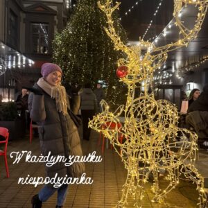 Joanna Moro Instagram - Odłożyłam telefon na święta.
I było mi dobrze.

Spałam, ładując w pokoju obok, nie w swoim — jaka to była ulga.
Cisza. Prawdziwy sen. Prawdziwe bycie.

Święta są bardzo potrzebne.
Każdy może pobyć w swojej bańce, w swoim świecie — tym prawdziwym, własnym.

Dla mnie to przede wszystkim wspólny czas z rodziną.
A w Wilnie mam ją bardzo dużą. 🤍

Spacery — po przepięknie, gustownie przystrojonej starówce
i po czystym lesie.
Kąpiel w rzece — zimą jeszcze bardziej intensywna, oczyszczająca.

Książki.
Dobre, wartościowe jedzenie — najlepsze, bo domowe.
Z warzyw z ogródka, z wiejskich gospodarstw.

Święta mają głębszy sens.
To czas zadumy i refleksji.
Najbardziej uroczyste, najbardziej rodzinne święto.

Życzę Wam, żebyście w te dni znaleźli chwilę tylko dla siebie.
Na oddech. Na ciszę. Na prawdziwe bycie razem. 🤍