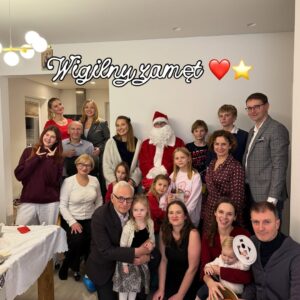 Joanna Moro Instagram - Odłożyłam telefon na święta.
I było mi dobrze.

Spałam, ładując w pokoju obok, nie w swoim — jaka to była ulga.
Cisza. Prawdziwy sen. Prawdziwe bycie.

Święta są bardzo potrzebne.
Każdy może pobyć w swojej bańce, w swoim świecie — tym prawdziwym, własnym.

Dla mnie to przede wszystkim wspólny czas z rodziną.
A w Wilnie mam ją bardzo dużą. 🤍

Spacery — po przepięknie, gustownie przystrojonej starówce
i po czystym lesie.
Kąpiel w rzece — zimą jeszcze bardziej intensywna, oczyszczająca.

Książki.
Dobre, wartościowe jedzenie — najlepsze, bo domowe.
Z warzyw z ogródka, z wiejskich gospodarstw.

Święta mają głębszy sens.
To czas zadumy i refleksji.
Najbardziej uroczyste, najbardziej rodzinne święto.

Życzę Wam, żebyście w te dni znaleźli chwilę tylko dla siebie.
Na oddech. Na ciszę. Na prawdziwe bycie razem. 🤍