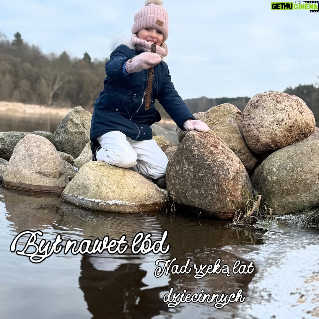 Joanna Moro - 753 Likes - Odłożyłam telefon na święta.
I było mi dobrze.

Spałam, ładując w pokoju obok, nie w swoim — jaka to była ulga.
Cisza. Prawdziwy sen. Prawdziwe bycie.

Święta są bardzo potrzebne.
Każdy może pobyć w swojej bańce, w swoim świecie — tym prawdziwym, własnym.

Dla mnie to przede wszystkim wspólny czas z rodziną.
A w Wilnie mam ją bardzo dużą. 🤍

Spacery — po przepięknie, gustownie przystrojonej starówce
i po czystym lesie.
Kąpiel w rzece — zimą jeszcze bardziej intensywna, oczyszczająca.

Książki.
Dobre, wartościowe jedzenie — najlepsze, bo domowe.
Z warzyw z ogródka, z wiejskich gospodarstw.

Święta mają głębszy sens.
To czas zadumy i refleksji.
Najbardziej uroczyste, najbardziej rodzinne święto.

Życzę Wam, żebyście w te dni znaleźli chwilę tylko dla siebie.
Na oddech. Na ciszę. Na prawdziwe bycie razem. 🤍