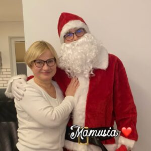 Joanna Moro Instagram - Odłożyłam telefon na święta.
I było mi dobrze.

Spałam, ładując w pokoju obok, nie w swoim — jaka to była ulga.
Cisza. Prawdziwy sen. Prawdziwe bycie.

Święta są bardzo potrzebne.
Każdy może pobyć w swojej bańce, w swoim świecie — tym prawdziwym, własnym.

Dla mnie to przede wszystkim wspólny czas z rodziną.
A w Wilnie mam ją bardzo dużą. 🤍

Spacery — po przepięknie, gustownie przystrojonej starówce
i po czystym lesie.
Kąpiel w rzece — zimą jeszcze bardziej intensywna, oczyszczająca.

Książki.
Dobre, wartościowe jedzenie — najlepsze, bo domowe.
Z warzyw z ogródka, z wiejskich gospodarstw.

Święta mają głębszy sens.
To czas zadumy i refleksji.
Najbardziej uroczyste, najbardziej rodzinne święto.

Życzę Wam, żebyście w te dni znaleźli chwilę tylko dla siebie.
Na oddech. Na ciszę. Na prawdziwe bycie razem. 🤍
