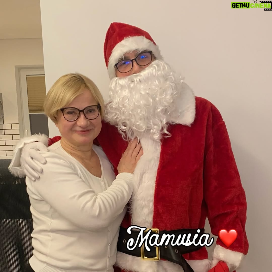 Joanna Moro - 753 Likes - Odłożyłam telefon na święta.
I było mi dobrze.

Spałam, ładując w pokoju obok, nie w swoim — jaka to była ulga.
Cisza. Prawdziwy sen. Prawdziwe bycie.

Święta są bardzo potrzebne.
Każdy może pobyć w swojej bańce, w swoim świecie — tym prawdziwym, własnym.

Dla mnie to przede wszystkim wspólny czas z rodziną.
A w Wilnie mam ją bardzo dużą. 🤍

Spacery — po przepięknie, gustownie przystrojonej starówce
i po czystym lesie.
Kąpiel w rzece — zimą jeszcze bardziej intensywna, oczyszczająca.

Książki.
Dobre, wartościowe jedzenie — najlepsze, bo domowe.
Z warzyw z ogródka, z wiejskich gospodarstw.

Święta mają głębszy sens.
To czas zadumy i refleksji.
Najbardziej uroczyste, najbardziej rodzinne święto.

Życzę Wam, żebyście w te dni znaleźli chwilę tylko dla siebie.
Na oddech. Na ciszę. Na prawdziwe bycie razem. 🤍