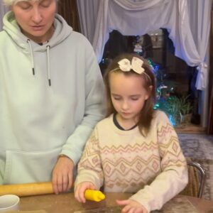 Joanna Moro Instagram - Odłożyłam telefon na święta.
I było mi dobrze.

Spałam, ładując w pokoju obok, nie w swoim — jaka to była ulga.
Cisza. Prawdziwy sen. Prawdziwe bycie.

Święta są bardzo potrzebne.
Każdy może pobyć w swojej bańce, w swoim świecie — tym prawdziwym, własnym.

Dla mnie to przede wszystkim wspólny czas z rodziną.
A w Wilnie mam ją bardzo dużą. 🤍

Spacery — po przepięknie, gustownie przystrojonej starówce
i po czystym lesie.
Kąpiel w rzece — zimą jeszcze bardziej intensywna, oczyszczająca.

Książki.
Dobre, wartościowe jedzenie — najlepsze, bo domowe.
Z warzyw z ogródka, z wiejskich gospodarstw.

Święta mają głębszy sens.
To czas zadumy i refleksji.
Najbardziej uroczyste, najbardziej rodzinne święto.

Życzę Wam, żebyście w te dni znaleźli chwilę tylko dla siebie.
Na oddech. Na ciszę. Na prawdziwe bycie razem. 🤍