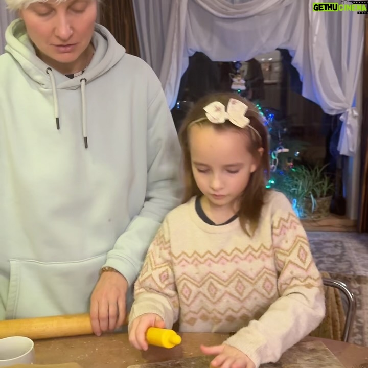 Joanna Moro - 753 Likes - Odłożyłam telefon na święta.
I było mi dobrze.

Spałam, ładując w pokoju obok, nie w swoim — jaka to była ulga.
Cisza. Prawdziwy sen. Prawdziwe bycie.

Święta są bardzo potrzebne.
Każdy może pobyć w swojej bańce, w swoim świecie — tym prawdziwym, własnym.

Dla mnie to przede wszystkim wspólny czas z rodziną.
A w Wilnie mam ją bardzo dużą. 🤍

Spacery — po przepięknie, gustownie przystrojonej starówce
i po czystym lesie.
Kąpiel w rzece — zimą jeszcze bardziej intensywna, oczyszczająca.

Książki.
Dobre, wartościowe jedzenie — najlepsze, bo domowe.
Z warzyw z ogródka, z wiejskich gospodarstw.

Święta mają głębszy sens.
To czas zadumy i refleksji.
Najbardziej uroczyste, najbardziej rodzinne święto.

Życzę Wam, żebyście w te dni znaleźli chwilę tylko dla siebie.
Na oddech. Na ciszę. Na prawdziwe bycie razem. 🤍