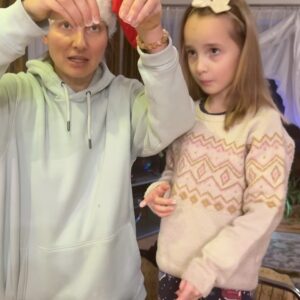 Joanna Moro Instagram - Odłożyłam telefon na święta.
I było mi dobrze.

Spałam, ładując w pokoju obok, nie w swoim — jaka to była ulga.
Cisza. Prawdziwy sen. Prawdziwe bycie.

Święta są bardzo potrzebne.
Każdy może pobyć w swojej bańce, w swoim świecie — tym prawdziwym, własnym.

Dla mnie to przede wszystkim wspólny czas z rodziną.
A w Wilnie mam ją bardzo dużą. 🤍

Spacery — po przepięknie, gustownie przystrojonej starówce
i po czystym lesie.
Kąpiel w rzece — zimą jeszcze bardziej intensywna, oczyszczająca.

Książki.
Dobre, wartościowe jedzenie — najlepsze, bo domowe.
Z warzyw z ogródka, z wiejskich gospodarstw.

Święta mają głębszy sens.
To czas zadumy i refleksji.
Najbardziej uroczyste, najbardziej rodzinne święto.

Życzę Wam, żebyście w te dni znaleźli chwilę tylko dla siebie.
Na oddech. Na ciszę. Na prawdziwe bycie razem. 🤍