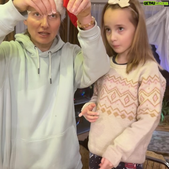 Joanna Moro - 753 Likes - Odłożyłam telefon na święta.
I było mi dobrze.

Spałam, ładując w pokoju obok, nie w swoim — jaka to była ulga.
Cisza. Prawdziwy sen. Prawdziwe bycie.

Święta są bardzo potrzebne.
Każdy może pobyć w swojej bańce, w swoim świecie — tym prawdziwym, własnym.

Dla mnie to przede wszystkim wspólny czas z rodziną.
A w Wilnie mam ją bardzo dużą. 🤍

Spacery — po przepięknie, gustownie przystrojonej starówce
i po czystym lesie.
Kąpiel w rzece — zimą jeszcze bardziej intensywna, oczyszczająca.

Książki.
Dobre, wartościowe jedzenie — najlepsze, bo domowe.
Z warzyw z ogródka, z wiejskich gospodarstw.

Święta mają głębszy sens.
To czas zadumy i refleksji.
Najbardziej uroczyste, najbardziej rodzinne święto.

Życzę Wam, żebyście w te dni znaleźli chwilę tylko dla siebie.
Na oddech. Na ciszę. Na prawdziwe bycie razem. 🤍