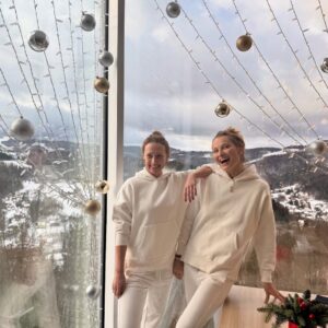 Joanna Moro Instagram - Wszystkie smutki odchodzą gdzieś hen hen za góry 🏔️
Z takim widokiem i w takim towarzystwie ❤️
Czas na oddech ⭐️

P.s. To jak myślicie co to zbieg okoliczności czy telepatia czy coś więcej 😊

#polskiegory
#beskidy
#beskidslaski
#wisla #morogzyra