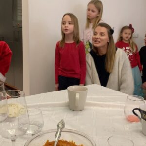 Joanna Moro Instagram - Odłożyłam telefon na święta.
I było mi dobrze.

Spałam, ładując w pokoju obok, nie w swoim — jaka to była ulga.
Cisza. Prawdziwy sen. Prawdziwe bycie.

Święta są bardzo potrzebne.
Każdy może pobyć w swojej bańce, w swoim świecie — tym prawdziwym, własnym.

Dla mnie to przede wszystkim wspólny czas z rodziną.
A w Wilnie mam ją bardzo dużą. 🤍

Spacery — po przepięknie, gustownie przystrojonej starówce
i po czystym lesie.
Kąpiel w rzece — zimą jeszcze bardziej intensywna, oczyszczająca.

Książki.
Dobre, wartościowe jedzenie — najlepsze, bo domowe.
Z warzyw z ogródka, z wiejskich gospodarstw.

Święta mają głębszy sens.
To czas zadumy i refleksji.
Najbardziej uroczyste, najbardziej rodzinne święto.

Życzę Wam, żebyście w te dni znaleźli chwilę tylko dla siebie.
Na oddech. Na ciszę. Na prawdziwe bycie razem. 🤍