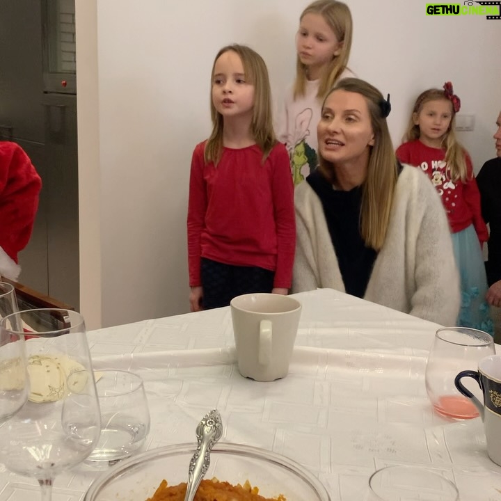 Joanna Moro - 753 Likes - Odłożyłam telefon na święta.
I było mi dobrze.

Spałam, ładując w pokoju obok, nie w swoim — jaka to była ulga.
Cisza. Prawdziwy sen. Prawdziwe bycie.

Święta są bardzo potrzebne.
Każdy może pobyć w swojej bańce, w swoim świecie — tym prawdziwym, własnym.

Dla mnie to przede wszystkim wspólny czas z rodziną.
A w Wilnie mam ją bardzo dużą. 🤍

Spacery — po przepięknie, gustownie przystrojonej starówce
i po czystym lesie.
Kąpiel w rzece — zimą jeszcze bardziej intensywna, oczyszczająca.

Książki.
Dobre, wartościowe jedzenie — najlepsze, bo domowe.
Z warzyw z ogródka, z wiejskich gospodarstw.

Święta mają głębszy sens.
To czas zadumy i refleksji.
Najbardziej uroczyste, najbardziej rodzinne święto.

Życzę Wam, żebyście w te dni znaleźli chwilę tylko dla siebie.
Na oddech. Na ciszę. Na prawdziwe bycie razem. 🤍