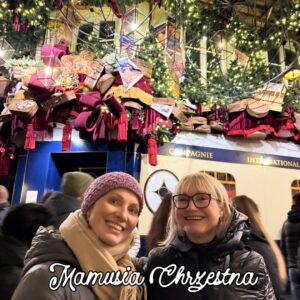 Joanna Moro Instagram - Odłożyłam telefon na święta.
I było mi dobrze.

Spałam, ładując w pokoju obok, nie w swoim — jaka to była ulga.
Cisza. Prawdziwy sen. Prawdziwe bycie.

Święta są bardzo potrzebne.
Każdy może pobyć w swojej bańce, w swoim świecie — tym prawdziwym, własnym.

Dla mnie to przede wszystkim wspólny czas z rodziną.
A w Wilnie mam ją bardzo dużą. 🤍

Spacery — po przepięknie, gustownie przystrojonej starówce
i po czystym lesie.
Kąpiel w rzece — zimą jeszcze bardziej intensywna, oczyszczająca.

Książki.
Dobre, wartościowe jedzenie — najlepsze, bo domowe.
Z warzyw z ogródka, z wiejskich gospodarstw.

Święta mają głębszy sens.
To czas zadumy i refleksji.
Najbardziej uroczyste, najbardziej rodzinne święto.

Życzę Wam, żebyście w te dni znaleźli chwilę tylko dla siebie.
Na oddech. Na ciszę. Na prawdziwe bycie razem. 🤍