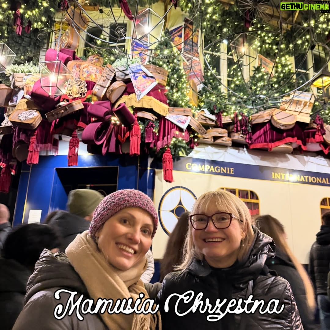 Joanna Moro - 753 Likes - Odłożyłam telefon na święta.
I było mi dobrze.

Spałam, ładując w pokoju obok, nie w swoim — jaka to była ulga.
Cisza. Prawdziwy sen. Prawdziwe bycie.

Święta są bardzo potrzebne.
Każdy może pobyć w swojej bańce, w swoim świecie — tym prawdziwym, własnym.

Dla mnie to przede wszystkim wspólny czas z rodziną.
A w Wilnie mam ją bardzo dużą. 🤍

Spacery — po przepięknie, gustownie przystrojonej starówce
i po czystym lesie.
Kąpiel w rzece — zimą jeszcze bardziej intensywna, oczyszczająca.

Książki.
Dobre, wartościowe jedzenie — najlepsze, bo domowe.
Z warzyw z ogródka, z wiejskich gospodarstw.

Święta mają głębszy sens.
To czas zadumy i refleksji.
Najbardziej uroczyste, najbardziej rodzinne święto.

Życzę Wam, żebyście w te dni znaleźli chwilę tylko dla siebie.
Na oddech. Na ciszę. Na prawdziwe bycie razem. 🤍