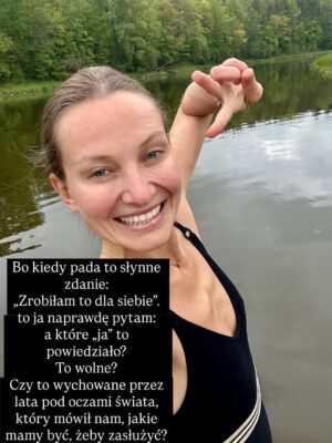 Joanna Moro Instagram - Ostatnio dużo myślę o tym, jak wygląda “kobieca wolność” we współczesnym świecie. Szczególnie , że wychowuje córkę. 
Jak bardzo próbujemy wracać do siebie… a jak często wracamy tylko do nowych oczekiwań, które udają, że są nasze.
Patrzę na kobiece retreaty, kręgi, warsztaty — te wszystkie przestrzenie, które mają nas uwalniać — i widzę, że nawet tam wciąż działa ten sam stary mechanizm: bądź sobą, ale wyglądaj tak, rób tak, jak świat lubi najbardziej.

A ja pytam: kiedy w końcu przestaniemy się mieścić, dopasowywać, poprawiać?
Kiedy zaczniemy naprawdę żyć we własnej skórze, a nie w cudzych wyobrażeniach?

To jest nasz czas.
Czas, żeby zobaczyć siebie naprawdę.
Czas, żeby odrzucić role, które ktoś nam kiedyś napisał.
I w końcu — naprawdę w końcu — uwierzyć, że zasługujemy na szacunek, równość, przestrzeń i docenienie.
Nie za wygląd.
Nie za grzeczność.
Za to, kim jesteśmy.

Z serca.

Polecam lekturę — tak dla otwarcia oczu, dla poruszenia serca i dla odwagi, żeby zobaczyć siebie naprawdę.
@nat_waloch „Bo nie”