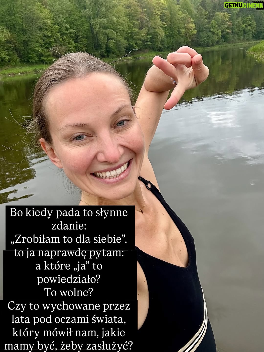Joanna Moro - 606 Likes - Ostatnio dużo myślę o tym, jak wygląda “kobieca wolność” we współczesnym świecie. Szczególnie , że wychowuje córkę. 
Jak bardzo próbujemy wracać do siebie… a jak często wracamy tylko do nowych oczekiwań, które udają, że są nasze.
Patrzę na kobiece retreaty, kręgi, warsztaty — te wszystkie przestrzenie, które mają nas uwalniać — i widzę, że nawet tam wciąż działa ten sam stary mechanizm: bądź sobą, ale wyglądaj tak, rób tak, jak świat lubi najbardziej.

A ja pytam: kiedy w końcu przestaniemy się mieścić, dopasowywać, poprawiać?
Kiedy zaczniemy naprawdę żyć we własnej skórze, a nie w cudzych wyobrażeniach?

To jest nasz czas.
Czas, żeby zobaczyć siebie naprawdę.
Czas, żeby odrzucić role, które ktoś nam kiedyś napisał.
I w końcu — naprawdę w końcu — uwierzyć, że zasługujemy na szacunek, równość, przestrzeń i docenienie.
Nie za wygląd.
Nie za grzeczność.
Za to, kim jesteśmy.

Z serca.

Polecam lekturę — tak dla otwarcia oczu, dla poruszenia serca i dla odwagi, żeby zobaczyć siebie naprawdę.
@nat_waloch „Bo nie”