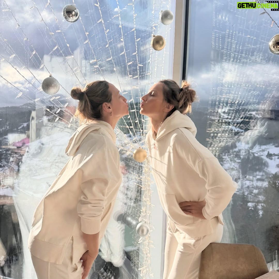 Joanna Moro - 565 Likes - Wszystkie smutki odchodzą gdzieś hen hen za góry 🏔️
Z takim widokiem i w takim towarzystwie ❤️
Czas na oddech ⭐️

P.s. To jak myślicie co to zbieg okoliczności czy telepatia czy coś więcej 😊

#polskiegory
#beskidy
#beskidslaski
#wisla #morogzyra