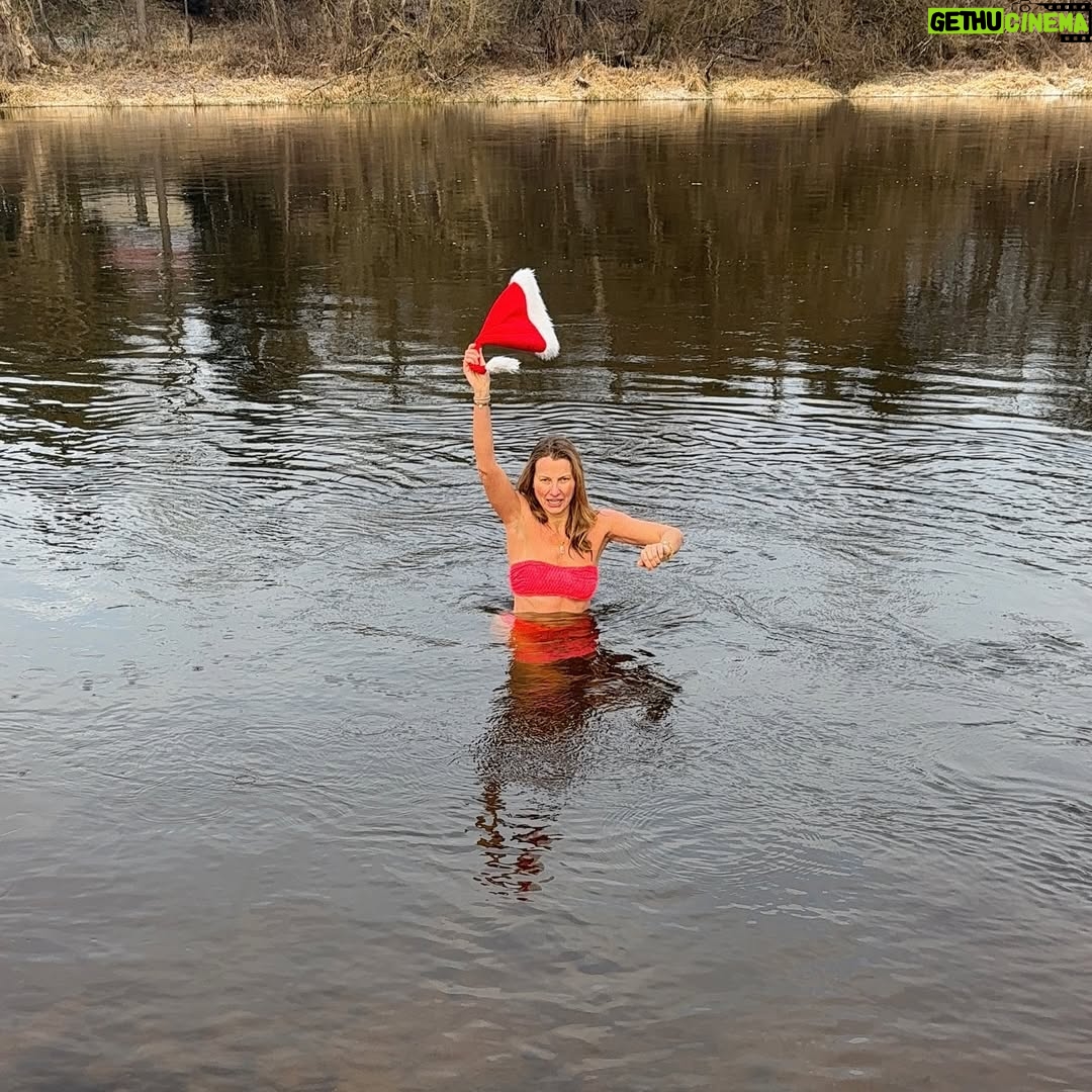 Joanna Moro - 574 Likes - Nawet zęby zmarzły 😁❄️
Ale serce ciepłe.
Spokojnych, prawdziwych Świąt – takich, które grzeją od środka 💙🎄