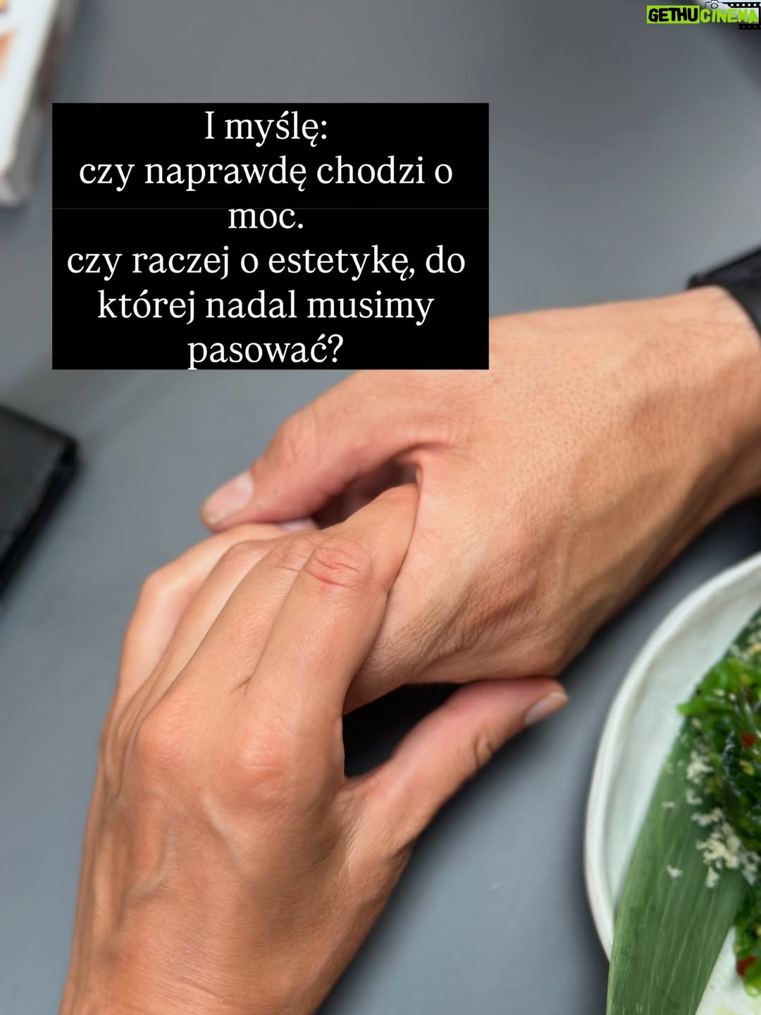 Joanna Moro - 606 Likes - Ostatnio dużo myślę o tym, jak wygląda “kobieca wolność” we współczesnym świecie. Szczególnie , że wychowuje córkę. 
Jak bardzo próbujemy wracać do siebie… a jak często wracamy tylko do nowych oczekiwań, które udają, że są nasze.
Patrzę na kobiece retreaty, kręgi, warsztaty — te wszystkie przestrzenie, które mają nas uwalniać — i widzę, że nawet tam wciąż działa ten sam stary mechanizm: bądź sobą, ale wyglądaj tak, rób tak, jak świat lubi najbardziej.

A ja pytam: kiedy w końcu przestaniemy się mieścić, dopasowywać, poprawiać?
Kiedy zaczniemy naprawdę żyć we własnej skórze, a nie w cudzych wyobrażeniach?

To jest nasz czas.
Czas, żeby zobaczyć siebie naprawdę.
Czas, żeby odrzucić role, które ktoś nam kiedyś napisał.
I w końcu — naprawdę w końcu — uwierzyć, że zasługujemy na szacunek, równość, przestrzeń i docenienie.
Nie za wygląd.
Nie za grzeczność.
Za to, kim jesteśmy.

Z serca.

Polecam lekturę — tak dla otwarcia oczu, dla poruszenia serca i dla odwagi, żeby zobaczyć siebie naprawdę.
@nat_waloch „Bo nie”