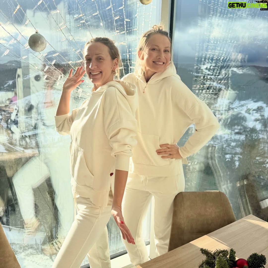 Joanna Moro - 565 Likes - Wszystkie smutki odchodzą gdzieś hen hen za góry 🏔️
Z takim widokiem i w takim towarzystwie ❤️
Czas na oddech ⭐️

P.s. To jak myślicie co to zbieg okoliczności czy telepatia czy coś więcej 😊

#polskiegory
#beskidy
#beskidslaski
#wisla #morogzyra