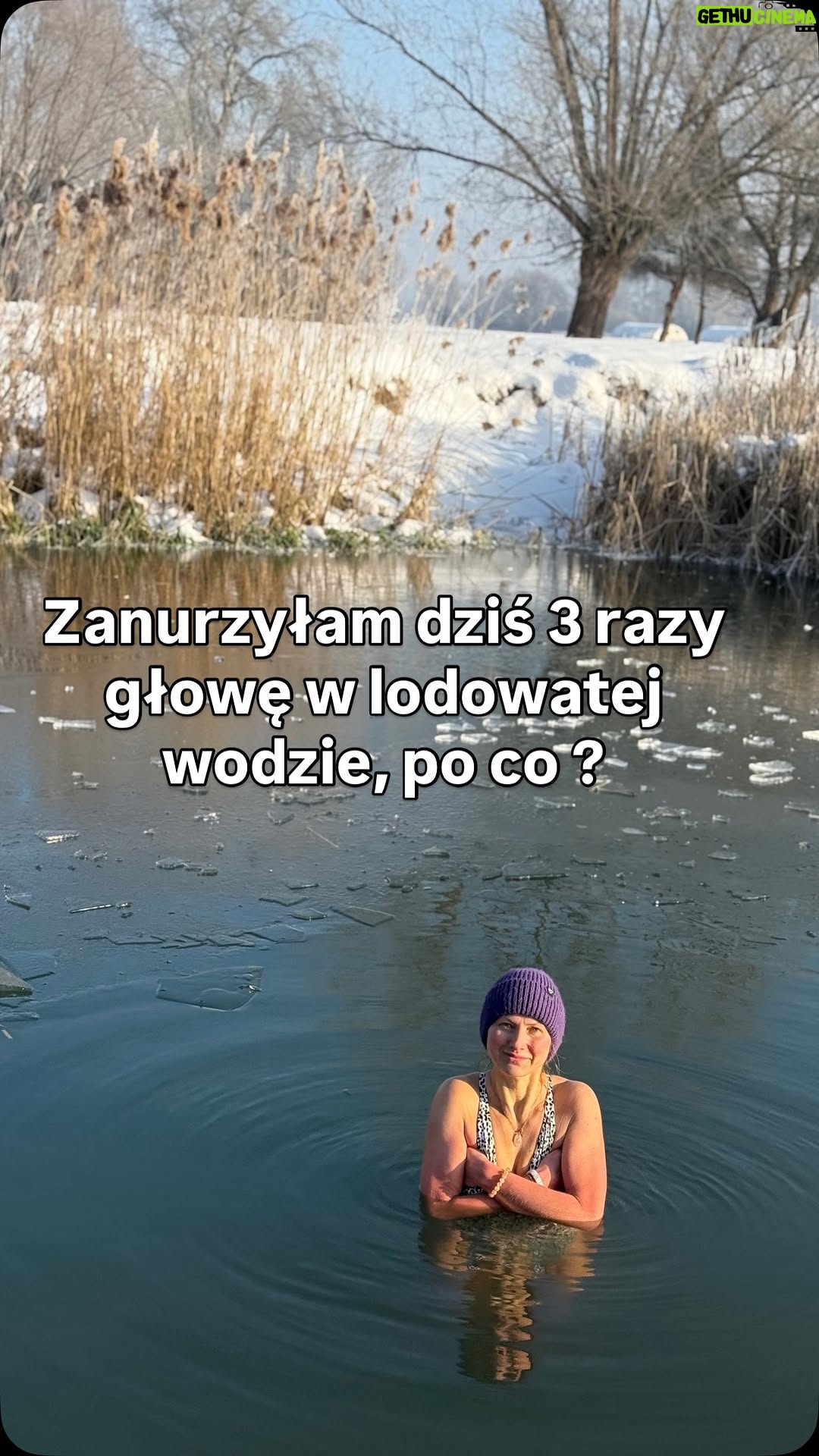 Joanna Moro - 1.4K Likes - Dlaczego warto zanurzyć głowę w lodowatej wodzie? 

1️⃣ Aktywuje się odruch nurkowy ssaków

To jeden z najsilniejszych odruchów w naszym organizmie.

Co się dzieje:
	•	zimna woda na twarzy → pobudzenie nerwu trójdzielnego
	•	serce zwalnia
	•	oddech się uspokaja
	•	krew kierowana jest do mózgu i serca

Efekt:
➡️ szybkie wyciszenie, koncentracja, „tu i teraz”

⸻

2️⃣ Reset układu nerwowego

Zanurzenie głowy:
	•	wyłącza nadmiar bodźców
	•	obniża poziom kortyzolu (hormonu stresu)
	•	zwiększa wydzielanie endorfin i dopaminy

Dlatego po wyjściu z wody pojawia się:
	•	jasność myślenia
	•	lekkość
	•	euforia bez „haju”

⸻

3️⃣ Trening odporności psychicznej

Głowa w lodzie = świadoma decyzja.
	•	ciało mówi: „uciekaj”
	•	Ty mówisz: „jestem bezpieczna”

To wzmacnia:
	•	zaufanie do siebie
	•	regulację emocji
	•	zdolność bycia w dyskomforcie bez paniki

⸻

4️⃣ Poprawa krążenia w obrębie mózgu

Krótkie zanurzenie:
	•	powoduje gwałtowne zwężenie, a potem rozszerzenie naczyń
	•	poprawia dotlenienie
	•	wspiera koncentrację i pamięć

Dlatego wiele osób mówi:

„Jakby mi ktoś przewietrzył głowę”

⸻

5️⃣ Wymiar symboliczny (nie do przecenienia)

Zanurzenie głowy to:
	•	akt oczyszczenia
	•	zamknięcie starego napięcia
	•	wejście w nowy stan

Dlatego dawniej robiono to rytualnie, a nie „dla sportu”.

Chciałam 2 , dałam radę 3. 
Dlaczego 3 razy?

Bo:
	•	pierwszy raz → szok
	•	drugi → adaptacja
	•	trzeci → kontrola i spokój

Trójka od wieków symbolizuje pełnię i domknięcie procesu.

Źródło chat gpt 
P.s. zdjęcie na okładce , już po drugim zanurzeniu się już w czapce - w sobie spokojnie dla siebie … 

#mojrytuał #6stycznia #trzechkroli #oczyszczenie #reset