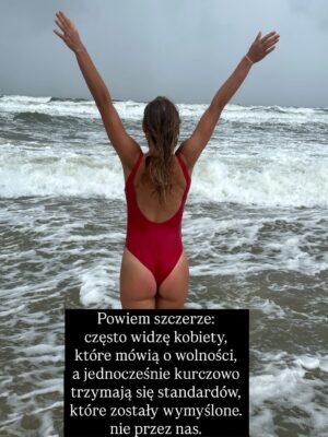 Joanna Moro Instagram - Ostatnio dużo myślę o tym, jak wygląda “kobieca wolność” we współczesnym świecie. Szczególnie , że wychowuje córkę. 
Jak bardzo próbujemy wracać do siebie… a jak często wracamy tylko do nowych oczekiwań, które udają, że są nasze.
Patrzę na kobiece retreaty, kręgi, warsztaty — te wszystkie przestrzenie, które mają nas uwalniać — i widzę, że nawet tam wciąż działa ten sam stary mechanizm: bądź sobą, ale wyglądaj tak, rób tak, jak świat lubi najbardziej.

A ja pytam: kiedy w końcu przestaniemy się mieścić, dopasowywać, poprawiać?
Kiedy zaczniemy naprawdę żyć we własnej skórze, a nie w cudzych wyobrażeniach?

To jest nasz czas.
Czas, żeby zobaczyć siebie naprawdę.
Czas, żeby odrzucić role, które ktoś nam kiedyś napisał.
I w końcu — naprawdę w końcu — uwierzyć, że zasługujemy na szacunek, równość, przestrzeń i docenienie.
Nie za wygląd.
Nie za grzeczność.
Za to, kim jesteśmy.

Z serca.

Polecam lekturę — tak dla otwarcia oczu, dla poruszenia serca i dla odwagi, żeby zobaczyć siebie naprawdę.
@nat_waloch „Bo nie”