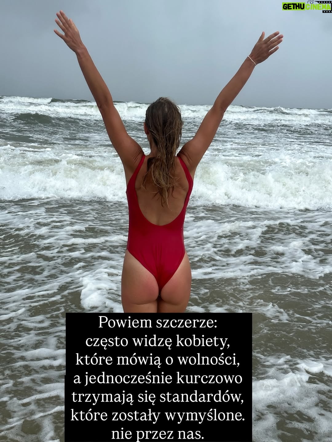 Joanna Moro - 606 Likes - Ostatnio dużo myślę o tym, jak wygląda “kobieca wolność” we współczesnym świecie. Szczególnie , że wychowuje córkę. 
Jak bardzo próbujemy wracać do siebie… a jak często wracamy tylko do nowych oczekiwań, które udają, że są nasze.
Patrzę na kobiece retreaty, kręgi, warsztaty — te wszystkie przestrzenie, które mają nas uwalniać — i widzę, że nawet tam wciąż działa ten sam stary mechanizm: bądź sobą, ale wyglądaj tak, rób tak, jak świat lubi najbardziej.

A ja pytam: kiedy w końcu przestaniemy się mieścić, dopasowywać, poprawiać?
Kiedy zaczniemy naprawdę żyć we własnej skórze, a nie w cudzych wyobrażeniach?

To jest nasz czas.
Czas, żeby zobaczyć siebie naprawdę.
Czas, żeby odrzucić role, które ktoś nam kiedyś napisał.
I w końcu — naprawdę w końcu — uwierzyć, że zasługujemy na szacunek, równość, przestrzeń i docenienie.
Nie za wygląd.
Nie za grzeczność.
Za to, kim jesteśmy.

Z serca.

Polecam lekturę — tak dla otwarcia oczu, dla poruszenia serca i dla odwagi, żeby zobaczyć siebie naprawdę.
@nat_waloch „Bo nie”