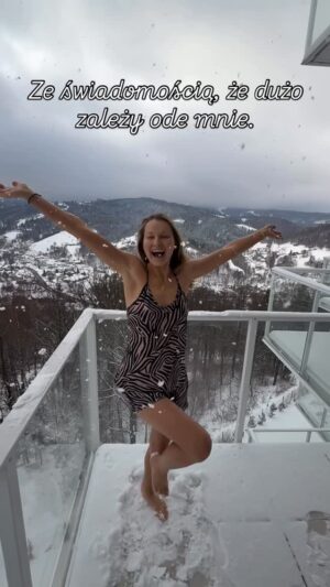 Joanna Moro Instagram - Wiecie, nie wiem dlaczego, ale nie lubię podsumowań.
Szkoda mi na nie trochę czasu. 

Każdy dzień jest cudem. 
Niepowtarzalnym. 

Wiem jedno – wszystko jest po coś.
Coś nam daje. Czegoś nas uczy.

Z zewnątrz cudze życie może wyglądać piękniej, lżej, lepiej.
A w środku… każdy ma swoje blaski i cienie.

Czasem im większy dom, im większy pomnik – tym większy cień.

Ale wszystko zależy od perspektywy,
z której na ten cień i ten dom patrzysz.

Niech to będzie perspektywa,
która rozwija i zachwyca.

#2026 #morsowanieodmładza #wdziecznosc #zachwytnadświatem #mniejznaczywięcej
