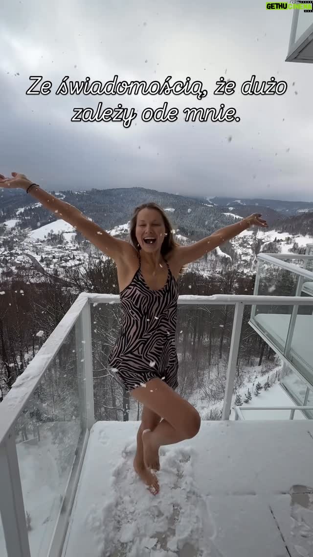 Joanna Moro - 1.1K Likes - Wiecie, nie wiem dlaczego, ale nie lubię podsumowań.
Szkoda mi na nie trochę czasu. 

Każdy dzień jest cudem. 
Niepowtarzalnym. 

Wiem jedno – wszystko jest po coś.
Coś nam daje. Czegoś nas uczy.

Z zewnątrz cudze życie może wyglądać piękniej, lżej, lepiej.
A w środku… każdy ma swoje blaski i cienie.

Czasem im większy dom, im większy pomnik – tym większy cień.

Ale wszystko zależy od perspektywy,
z której na ten cień i ten dom patrzysz.

Niech to będzie perspektywa,
która rozwija i zachwyca.

#2026 #morsowanieodmładza #wdziecznosc #zachwytnadświatem #mniejznaczywięcej