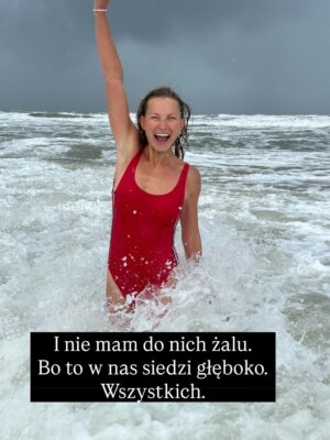 Joanna Moro Instagram - Ostatnio dużo myślę o tym, jak wygląda “kobieca wolność” we współczesnym świecie. Szczególnie , że wychowuje córkę. 
Jak bardzo próbujemy wracać do siebie… a jak często wracamy tylko do nowych oczekiwań, które udają, że są nasze.
Patrzę na kobiece retreaty, kręgi, warsztaty — te wszystkie przestrzenie, które mają nas uwalniać — i widzę, że nawet tam wciąż działa ten sam stary mechanizm: bądź sobą, ale wyglądaj tak, rób tak, jak świat lubi najbardziej.

A ja pytam: kiedy w końcu przestaniemy się mieścić, dopasowywać, poprawiać?
Kiedy zaczniemy naprawdę żyć we własnej skórze, a nie w cudzych wyobrażeniach?

To jest nasz czas.
Czas, żeby zobaczyć siebie naprawdę.
Czas, żeby odrzucić role, które ktoś nam kiedyś napisał.
I w końcu — naprawdę w końcu — uwierzyć, że zasługujemy na szacunek, równość, przestrzeń i docenienie.
Nie za wygląd.
Nie za grzeczność.
Za to, kim jesteśmy.

Z serca.

Polecam lekturę — tak dla otwarcia oczu, dla poruszenia serca i dla odwagi, żeby zobaczyć siebie naprawdę.
@nat_waloch „Bo nie”