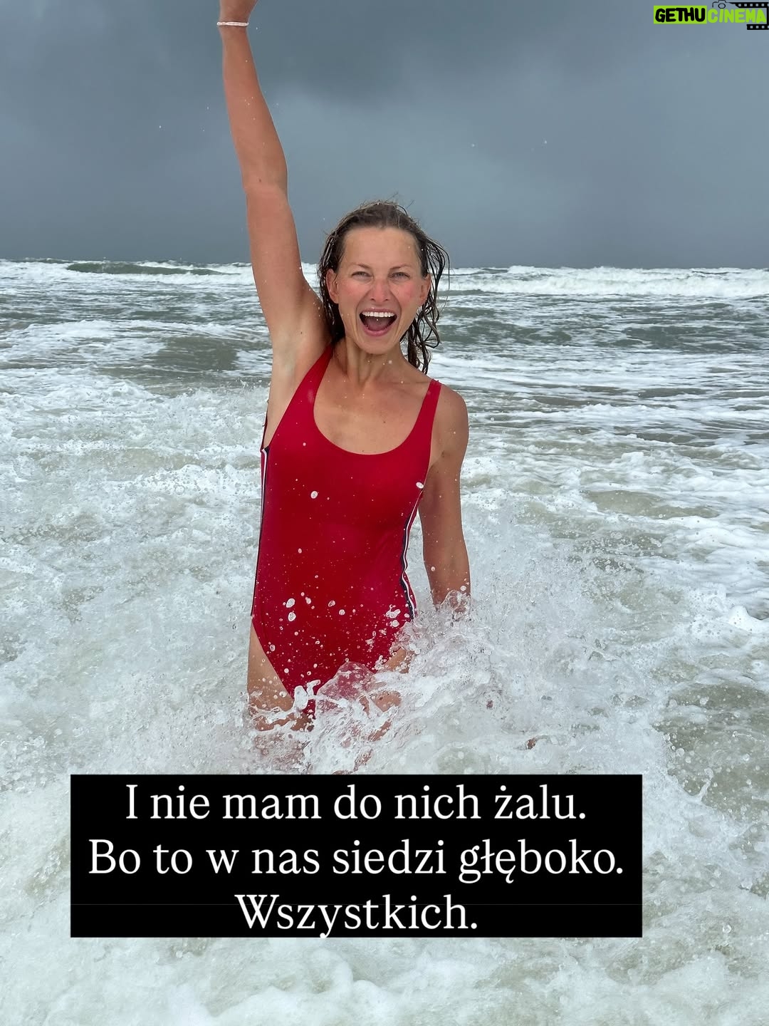 Joanna Moro - 606 Likes - Ostatnio dużo myślę o tym, jak wygląda “kobieca wolność” we współczesnym świecie. Szczególnie , że wychowuje córkę. 
Jak bardzo próbujemy wracać do siebie… a jak często wracamy tylko do nowych oczekiwań, które udają, że są nasze.
Patrzę na kobiece retreaty, kręgi, warsztaty — te wszystkie przestrzenie, które mają nas uwalniać — i widzę, że nawet tam wciąż działa ten sam stary mechanizm: bądź sobą, ale wyglądaj tak, rób tak, jak świat lubi najbardziej.

A ja pytam: kiedy w końcu przestaniemy się mieścić, dopasowywać, poprawiać?
Kiedy zaczniemy naprawdę żyć we własnej skórze, a nie w cudzych wyobrażeniach?

To jest nasz czas.
Czas, żeby zobaczyć siebie naprawdę.
Czas, żeby odrzucić role, które ktoś nam kiedyś napisał.
I w końcu — naprawdę w końcu — uwierzyć, że zasługujemy na szacunek, równość, przestrzeń i docenienie.
Nie za wygląd.
Nie za grzeczność.
Za to, kim jesteśmy.

Z serca.

Polecam lekturę — tak dla otwarcia oczu, dla poruszenia serca i dla odwagi, żeby zobaczyć siebie naprawdę.
@nat_waloch „Bo nie”