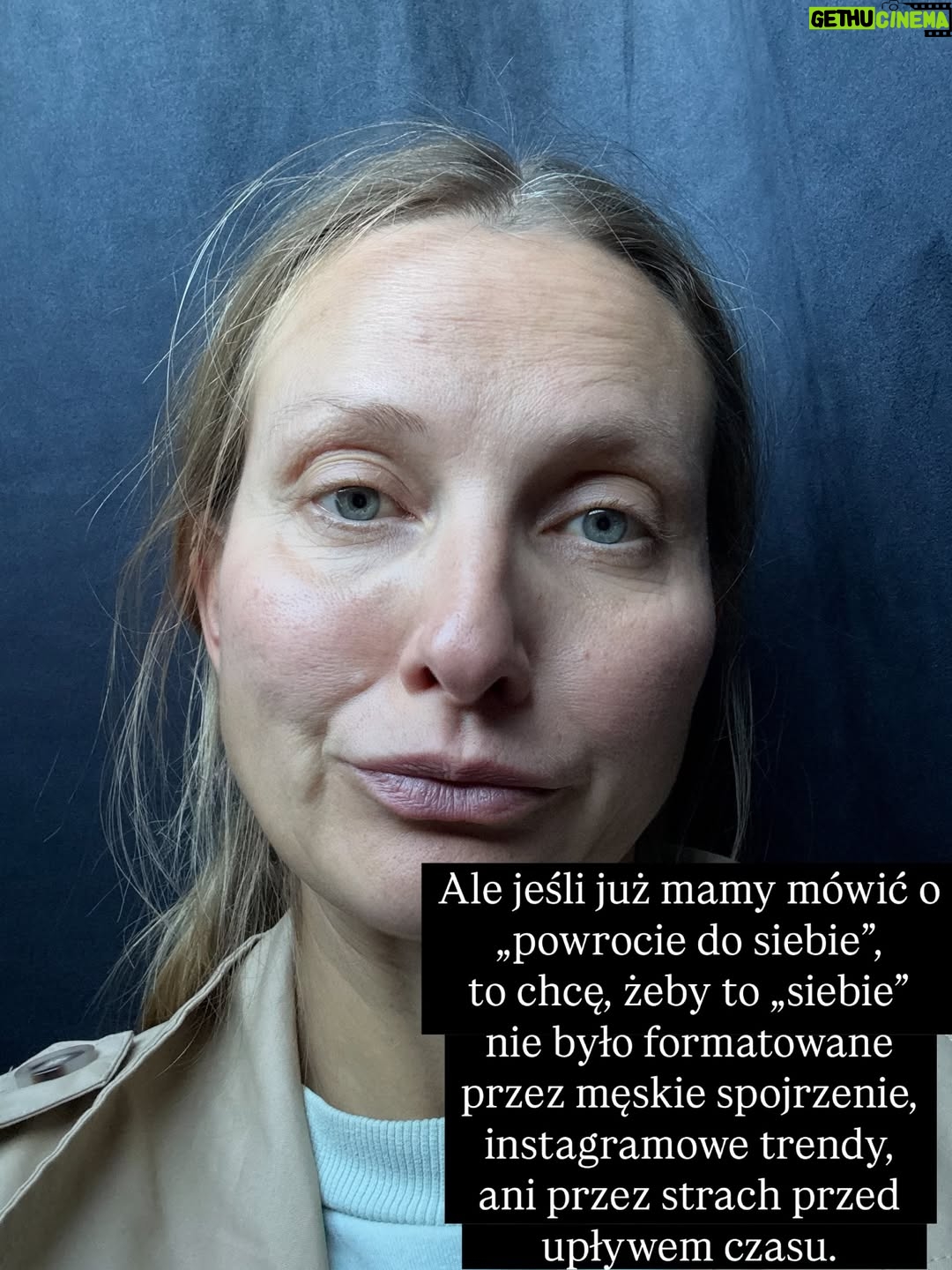 Joanna Moro - 606 Likes - Ostatnio dużo myślę o tym, jak wygląda “kobieca wolność” we współczesnym świecie. Szczególnie , że wychowuje córkę. 
Jak bardzo próbujemy wracać do siebie… a jak często wracamy tylko do nowych oczekiwań, które udają, że są nasze.
Patrzę na kobiece retreaty, kręgi, warsztaty — te wszystkie przestrzenie, które mają nas uwalniać — i widzę, że nawet tam wciąż działa ten sam stary mechanizm: bądź sobą, ale wyglądaj tak, rób tak, jak świat lubi najbardziej.

A ja pytam: kiedy w końcu przestaniemy się mieścić, dopasowywać, poprawiać?
Kiedy zaczniemy naprawdę żyć we własnej skórze, a nie w cudzych wyobrażeniach?

To jest nasz czas.
Czas, żeby zobaczyć siebie naprawdę.
Czas, żeby odrzucić role, które ktoś nam kiedyś napisał.
I w końcu — naprawdę w końcu — uwierzyć, że zasługujemy na szacunek, równość, przestrzeń i docenienie.
Nie za wygląd.
Nie za grzeczność.
Za to, kim jesteśmy.

Z serca.

Polecam lekturę — tak dla otwarcia oczu, dla poruszenia serca i dla odwagi, żeby zobaczyć siebie naprawdę.
@nat_waloch „Bo nie”
