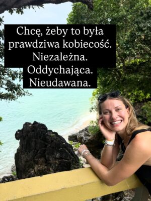 Joanna Moro Instagram - Ostatnio dużo myślę o tym, jak wygląda “kobieca wolność” we współczesnym świecie. Szczególnie , że wychowuje córkę. 
Jak bardzo próbujemy wracać do siebie… a jak często wracamy tylko do nowych oczekiwań, które udają, że są nasze.
Patrzę na kobiece retreaty, kręgi, warsztaty — te wszystkie przestrzenie, które mają nas uwalniać — i widzę, że nawet tam wciąż działa ten sam stary mechanizm: bądź sobą, ale wyglądaj tak, rób tak, jak świat lubi najbardziej.

A ja pytam: kiedy w końcu przestaniemy się mieścić, dopasowywać, poprawiać?
Kiedy zaczniemy naprawdę żyć we własnej skórze, a nie w cudzych wyobrażeniach?

To jest nasz czas.
Czas, żeby zobaczyć siebie naprawdę.
Czas, żeby odrzucić role, które ktoś nam kiedyś napisał.
I w końcu — naprawdę w końcu — uwierzyć, że zasługujemy na szacunek, równość, przestrzeń i docenienie.
Nie za wygląd.
Nie za grzeczność.
Za to, kim jesteśmy.

Z serca.

Polecam lekturę — tak dla otwarcia oczu, dla poruszenia serca i dla odwagi, żeby zobaczyć siebie naprawdę.
@nat_waloch „Bo nie”