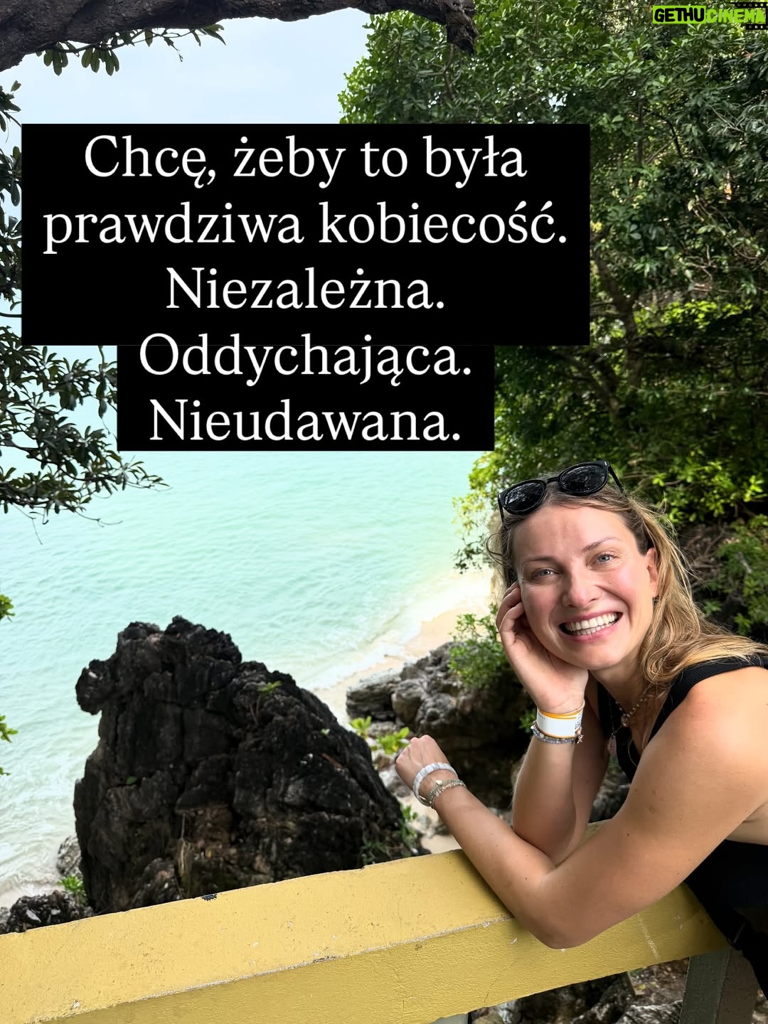 Joanna Moro - 606 Likes - Ostatnio dużo myślę o tym, jak wygląda “kobieca wolność” we współczesnym świecie. Szczególnie , że wychowuje córkę. 
Jak bardzo próbujemy wracać do siebie… a jak często wracamy tylko do nowych oczekiwań, które udają, że są nasze.
Patrzę na kobiece retreaty, kręgi, warsztaty — te wszystkie przestrzenie, które mają nas uwalniać — i widzę, że nawet tam wciąż działa ten sam stary mechanizm: bądź sobą, ale wyglądaj tak, rób tak, jak świat lubi najbardziej.

A ja pytam: kiedy w końcu przestaniemy się mieścić, dopasowywać, poprawiać?
Kiedy zaczniemy naprawdę żyć we własnej skórze, a nie w cudzych wyobrażeniach?

To jest nasz czas.
Czas, żeby zobaczyć siebie naprawdę.
Czas, żeby odrzucić role, które ktoś nam kiedyś napisał.
I w końcu — naprawdę w końcu — uwierzyć, że zasługujemy na szacunek, równość, przestrzeń i docenienie.
Nie za wygląd.
Nie za grzeczność.
Za to, kim jesteśmy.

Z serca.

Polecam lekturę — tak dla otwarcia oczu, dla poruszenia serca i dla odwagi, żeby zobaczyć siebie naprawdę.
@nat_waloch „Bo nie”