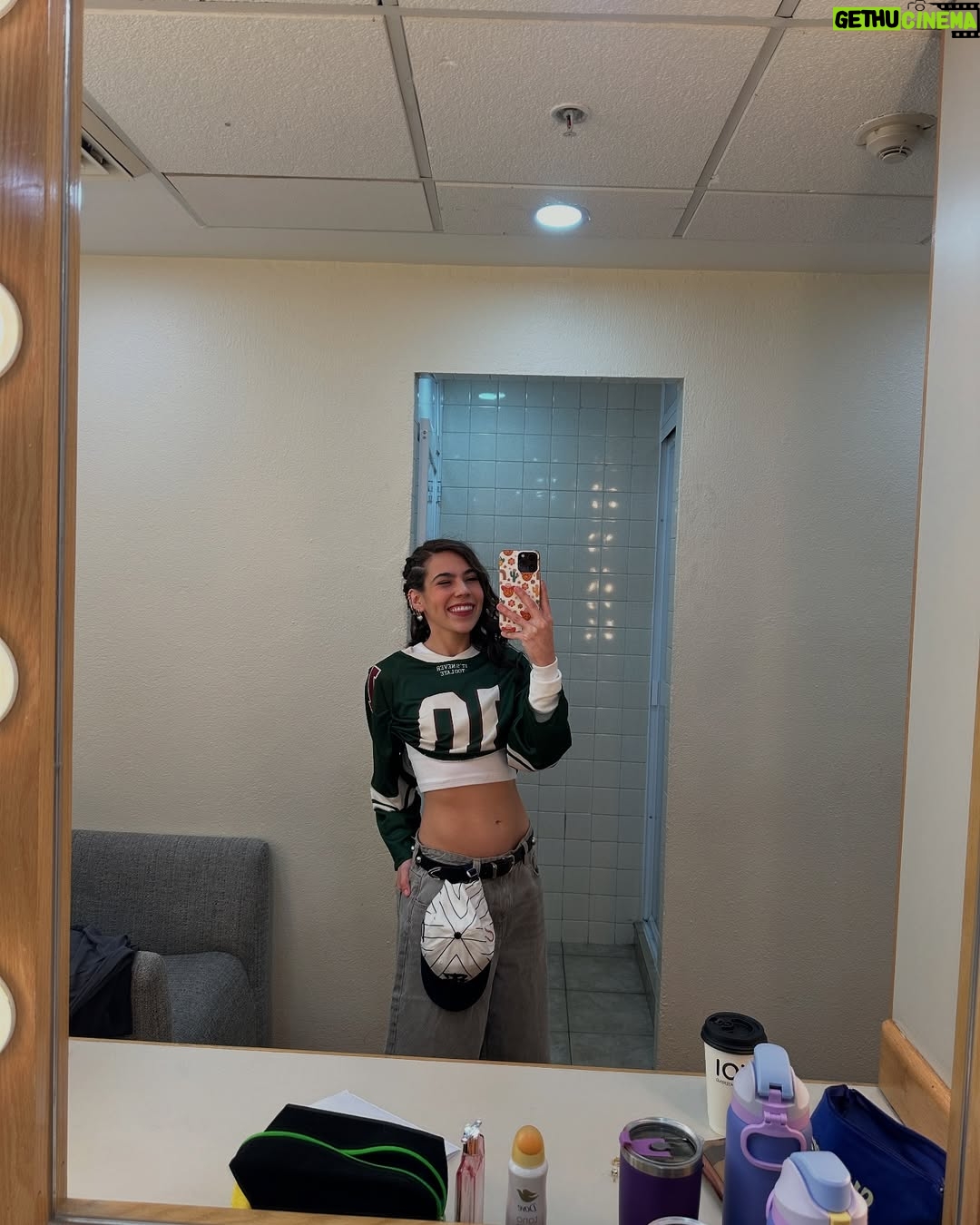 Jocelín Zuckerman - 156.2K Likes - Que fantasía poder regresar un ratito a La CQ✨💘 acá les dejo un poquito de lo lindoooooo que fue grabar el capítulo, me reencontré con personas maravillosas, me reí muchísimo, mucha nostalgiaaaaaaaa🥹❤️‍🩹 y se estrena hoy a las 7pm en @micanalcinco 🤘🏼 @pedrodepinedo