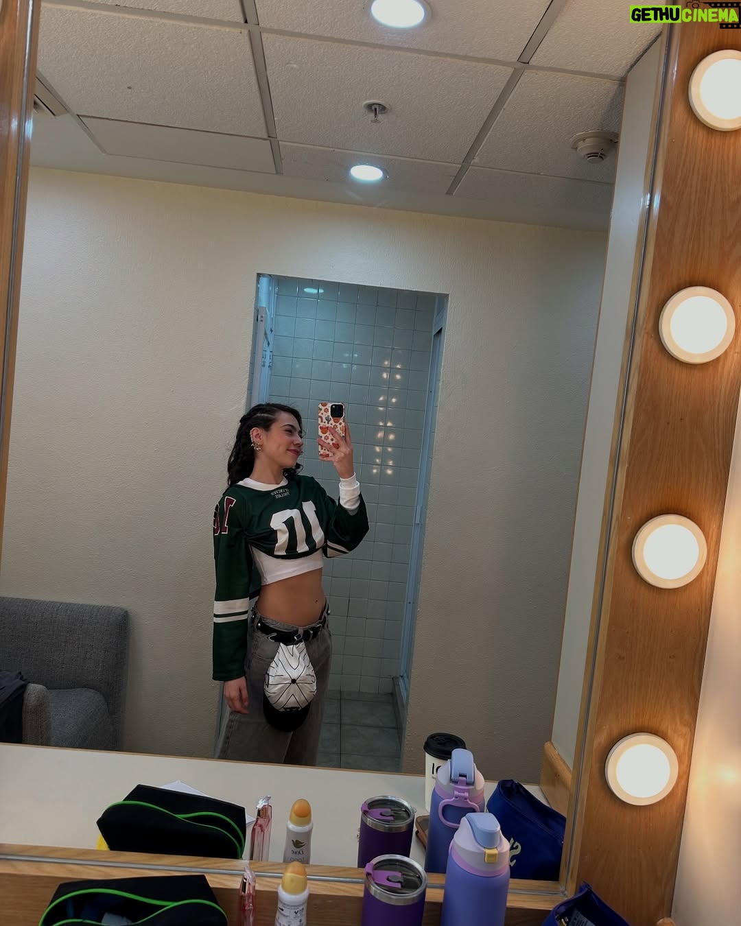 Jocelín Zuckerman - 156.2K Likes - Que fantasía poder regresar un ratito a La CQ✨💘 acá les dejo un poquito de lo lindoooooo que fue grabar el capítulo, me reencontré con personas maravillosas, me reí muchísimo, mucha nostalgiaaaaaaaa🥹❤️‍🩹 y se estrena hoy a las 7pm en @micanalcinco 🤘🏼 @pedrodepinedo