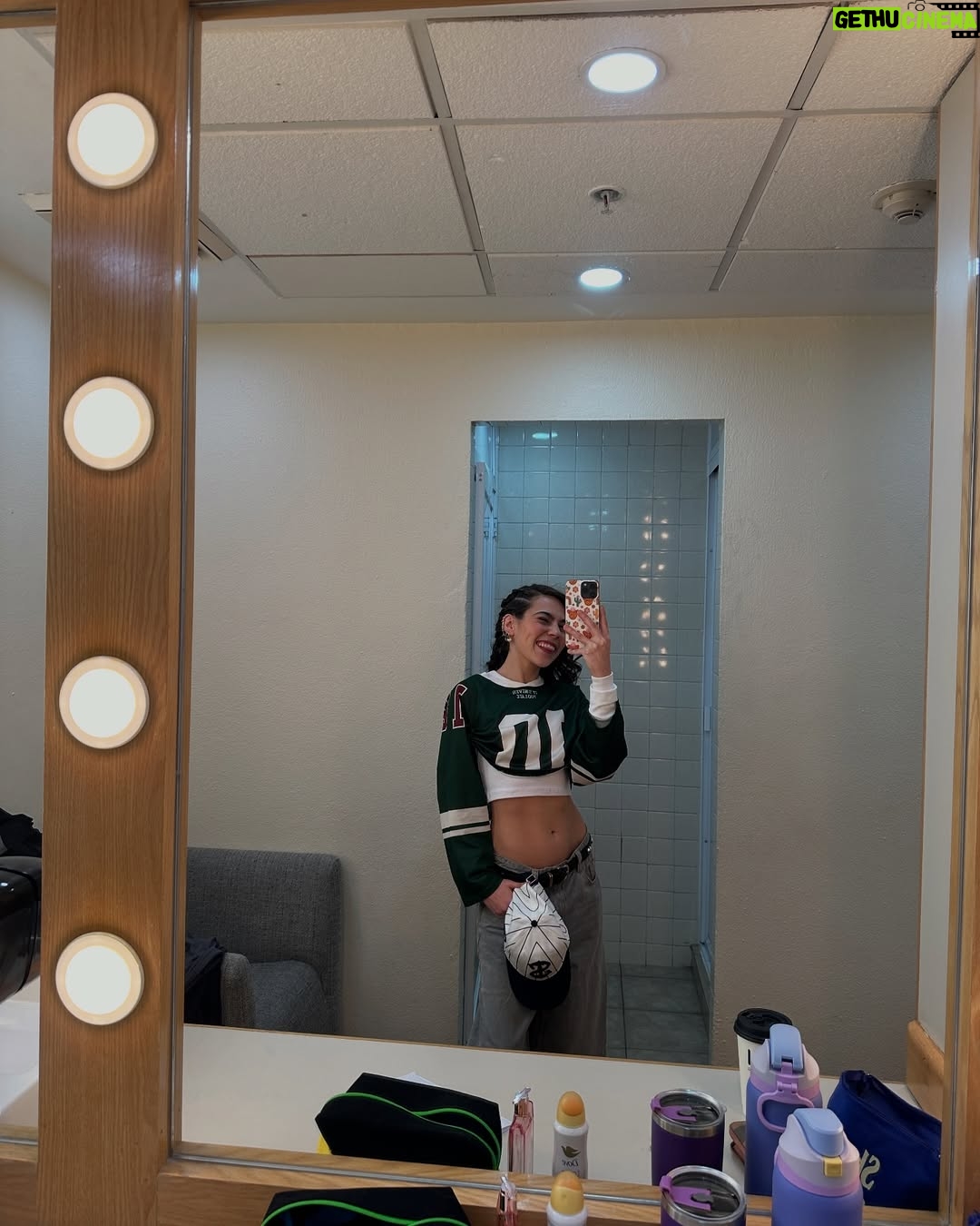 Jocelín Zuckerman - 156.2K Likes - Que fantasía poder regresar un ratito a La CQ✨💘 acá les dejo un poquito de lo lindoooooo que fue grabar el capítulo, me reencontré con personas maravillosas, me reí muchísimo, mucha nostalgiaaaaaaaa🥹❤️‍🩹 y se estrena hoy a las 7pm en @micanalcinco 🤘🏼 @pedrodepinedo