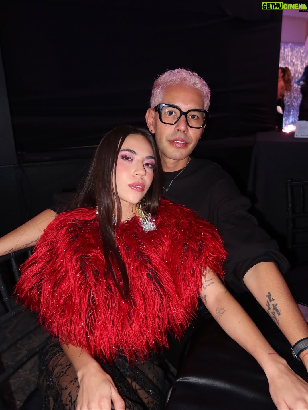 Jocelín Zuckerman - 14.8K Likes - Un año más conduciendo la alfombra de los @impulsecdmx LGBTTTIQ  Awards 2025 ✨ Que fantasía ser parte del arcoíris y de un espacio donde todes brillamos 🌈🏛️🪩💘
Stylist @stylingtatianapardo 
MUAH @alan.lc_ 
@opheliasr @alondra.arrinaga