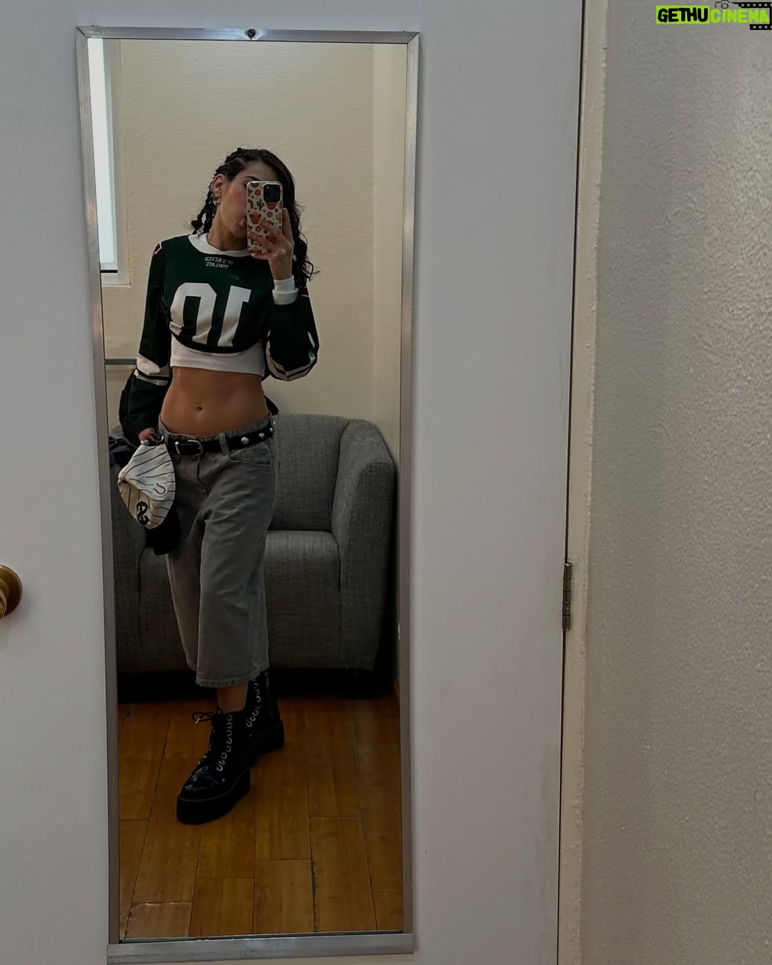Jocelín Zuckerman - 156.2K Likes - Que fantasía poder regresar un ratito a La CQ✨💘 acá les dejo un poquito de lo lindoooooo que fue grabar el capítulo, me reencontré con personas maravillosas, me reí muchísimo, mucha nostalgiaaaaaaaa🥹❤️‍🩹 y se estrena hoy a las 7pm en @micanalcinco 🤘🏼 @pedrodepinedo