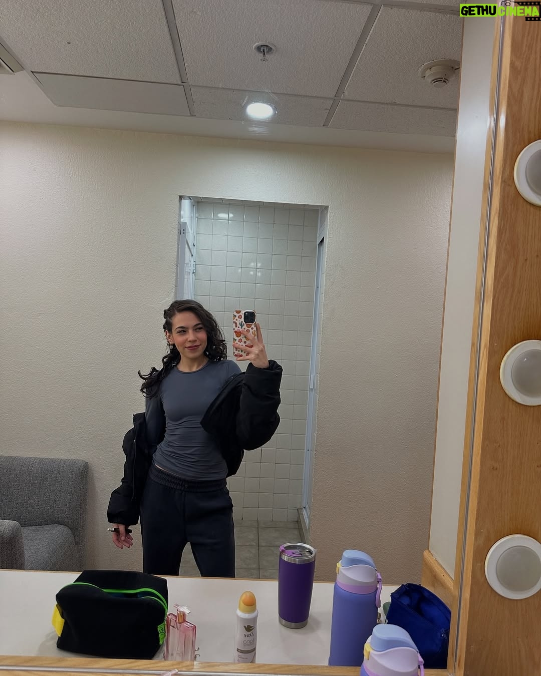 Jocelín Zuckerman - 156.2K Likes - Que fantasía poder regresar un ratito a La CQ✨💘 acá les dejo un poquito de lo lindoooooo que fue grabar el capítulo, me reencontré con personas maravillosas, me reí muchísimo, mucha nostalgiaaaaaaaa🥹❤️‍🩹 y se estrena hoy a las 7pm en @micanalcinco 🤘🏼 @pedrodepinedo