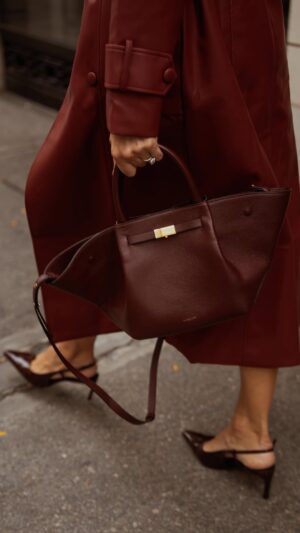 Jocelyn Osorio Instagram - Burgundy coat. Burgundy shoes. Burgundy bag.
When everything aligns — tone, texture, and confidence.
Abrigo burdeos. Zapatos burdeos. Bolso burdeos.
Cuando todo se alinea — tono, textura y confianza @revolve 📸 : @serg.mantilla
#BurgundyEdit #MonochromeStyle #FallFashion #StreetStyle #EffortlessChic #LuxuryLook #EditorialVibes #PowerDressing #ModernMuse #TimelessStyle #JocelynOsorio #revolve #revolvearoundtheworld