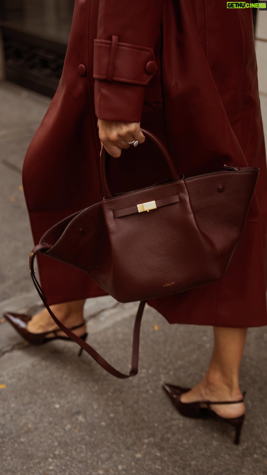 Jocelyn Osorio - 5.5K Likes - Burgundy coat. Burgundy shoes. Burgundy bag.
When everything aligns — tone, texture, and confidence.
Abrigo burdeos. Zapatos burdeos. Bolso burdeos.
Cuando todo se alinea — tono, textura y confianza @revolve 📸 : @serg.mantilla 

#BurgundyEdit #MonochromeStyle #FallFashion #StreetStyle #EffortlessChic #LuxuryLook #EditorialVibes #PowerDressing #ModernMuse #TimelessStyle #JocelynOsorio #revolve #revolvearoundtheworld