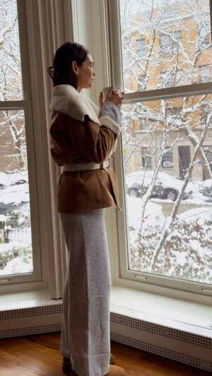 Jocelyn Osorio Instagram - Living a winter dream — slow mornings, quiet snow, and the kind of beauty you only notice when you pause.
Viviendo un sueño de invierno — mañanas lentas, nieve en silencio y esa belleza que solo se nota cuando te detienes.
#WinterDream #SueñoDeInvierno
#SlowMornings #MañanasLentas
#WinterMood #Invierno
#QuietMoments #MomentosDeCalma
#CozySeason #TiempoDeAbrigo
#WinterInspiration #InspiraciónDeInvierno
#HomeMoments #MomentosEnCasa