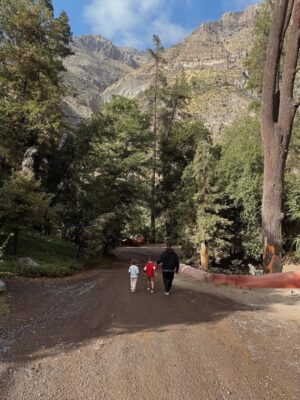 Jocelyn Osorio Instagram - No screens.
No rush.
Just rivers, goats, muddy shoes, quiet walks, and tiny hands holding mine. @cascadadelasanimas 🤍
Sin pantallas.
Sin prisa.
Solo ríos, cabritas, zapatos con barro, caminatas lentas y manitos agarrando las mías.
This is the kind of luxury that actually fills you.
The kind your kids will remember.
Este es el lujo que de verdad te llena.
El que tus hijos van a recordar.
Cajón del Maipo · Cascadas de las Ánimas 🤍
#SlowLuxuryLiving #CajonDelMaipo #TravelWithKids #ChileMagico #motherhoodunplugged