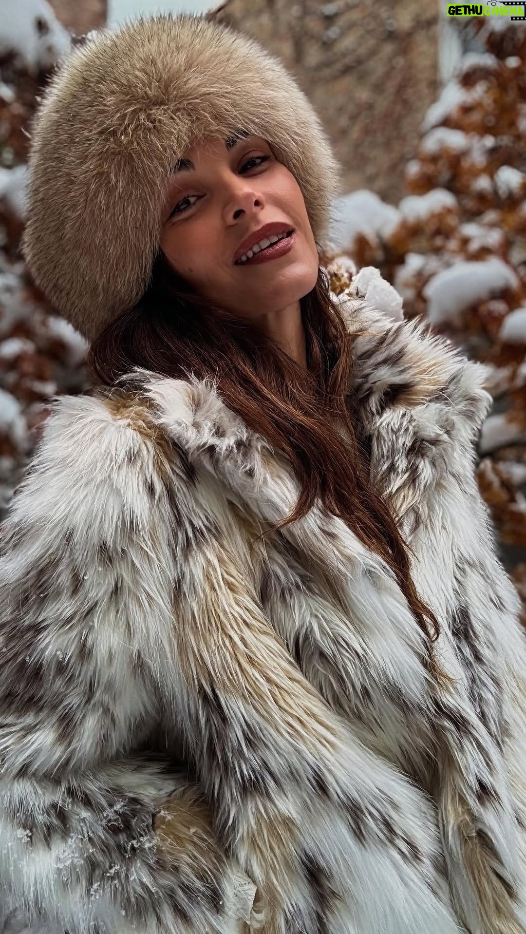Jocelyn Osorio - 2.2K Likes - Overnight, my backyard turned into a winter wonderland — the kids are obsessed, and honestly… so am I. ❄️🤍
De la noche a la mañana, mi jardín se transformó en un paraíso invernal — los niños están fascinados, y yo también. ❄️🤍 #WinterWonderland #ChicagoWinter #SnowDayMagic #ChicagoMoms #MomLife #LifestyleCreator #WinterVibes #BackyardMoments #Familia #Invierno #MomStyle #WinterAesthetic