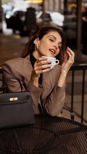 Jocelyn Osorio Instagram - Just the city, a coffee, and a little rhythm.
Solo la ciudad, un café y un poco de ritmo. @revolve link in bio 🔗
#GraceDaily #CityStyle #ModernFeminine #ChicSinEsfuerzo #Jocelynosorio #ModaUrbana