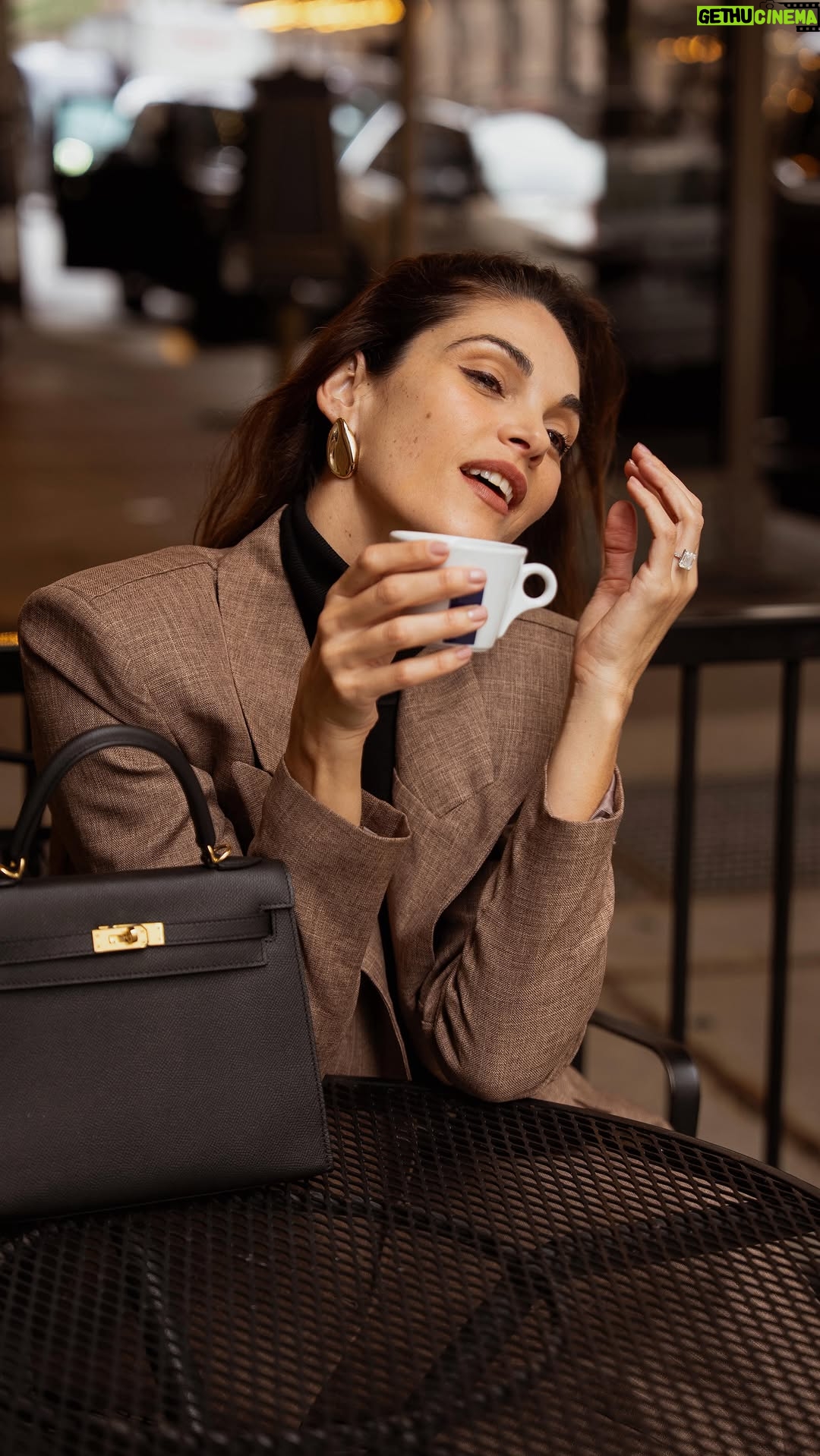 Jocelyn Osorio - 1.8K Likes - Just the city, a coffee, and a little rhythm.
Solo la ciudad, un café y un poco de ritmo. @revolve  link in bio 🔗
#GraceDaily #CityStyle #ModernFeminine  #ChicSinEsfuerzo #Jocelynosorio #ModaUrbana