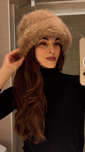Jocelyn Osorio Instagram - Smoothing into fall–winter–holiday glam with three shades that do all the talking.
Hot lips, easy glam, @colourpopcosmetics magic. 💄✨
Link in bio to shop the liners. BlackFriday event on official website & link in bio!
#ColourPopCosmetics #LipLineAndShine
#BeautyReel #doumai #doumaipartner